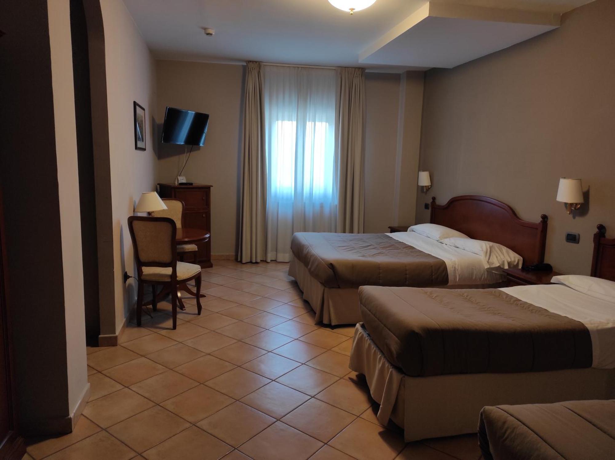 Hotel Le Mura Foligno Esterno foto
