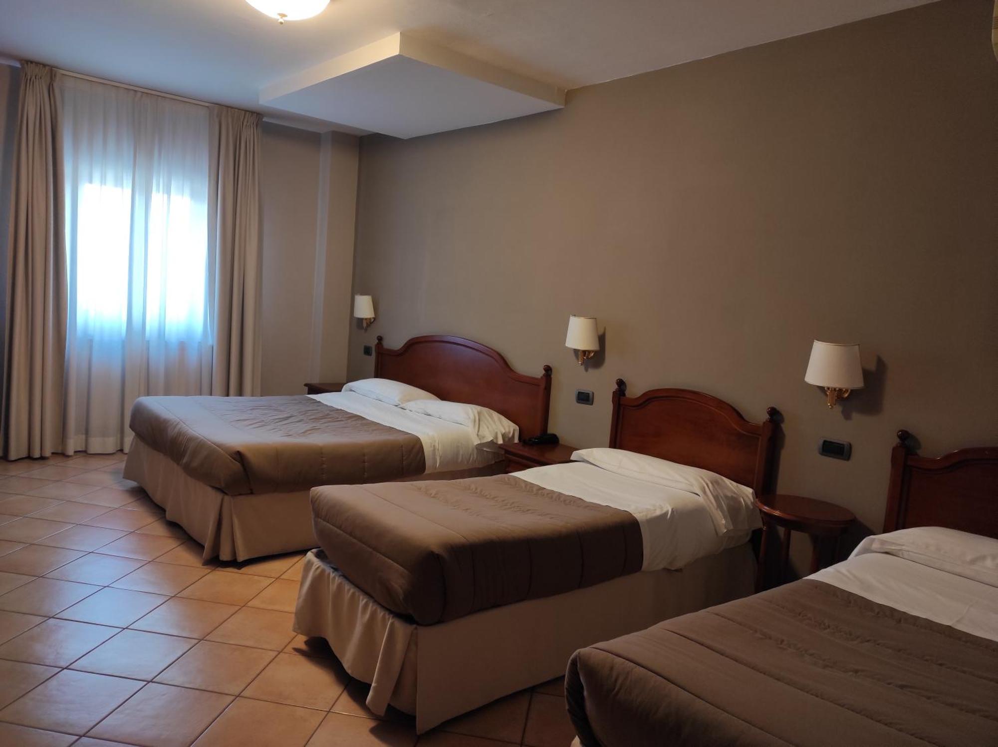 Hotel Le Mura Foligno Esterno foto